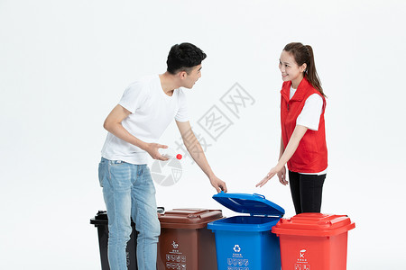 志愿者指导扔垃圾图片