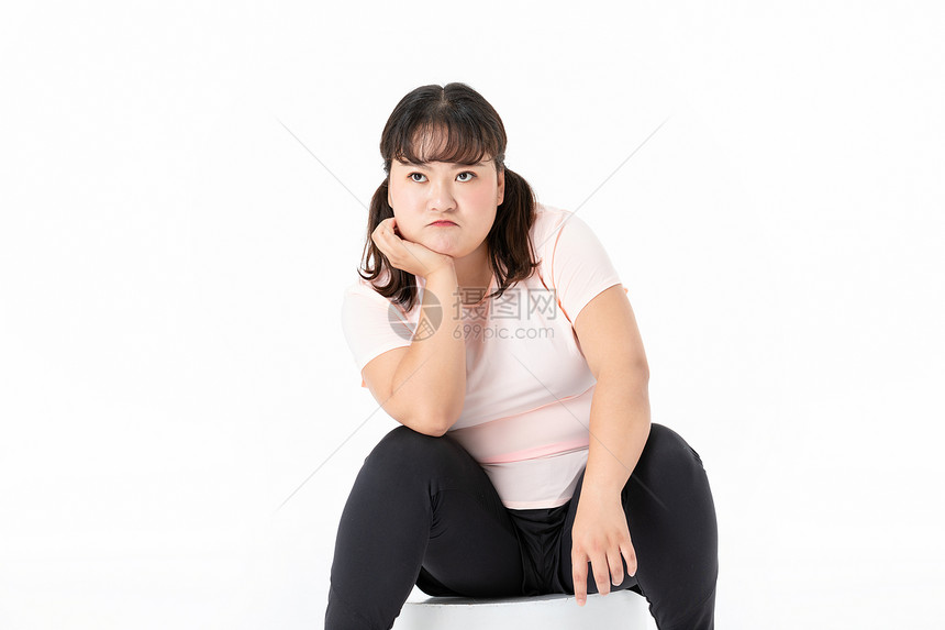 胖女孩坐着思考图片