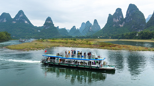 旅游船广西省阳朔县漓江自然风光背景