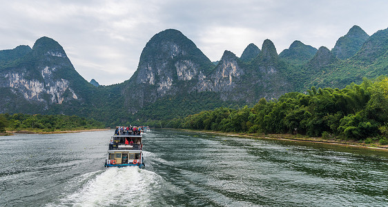 旅游船广西省阳朔县漓江自然风光背景