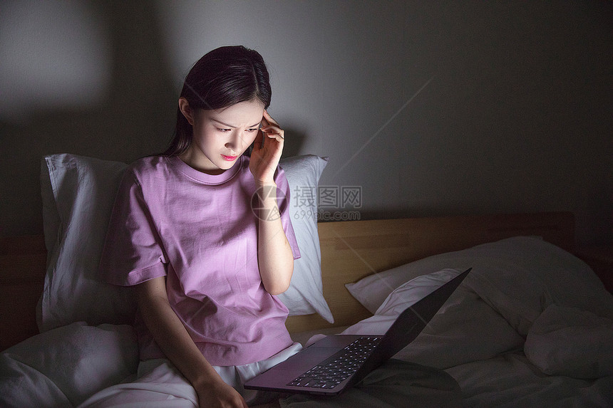 女性熬夜玩电脑图片