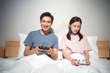 夫妻熬夜打游戏背景图片