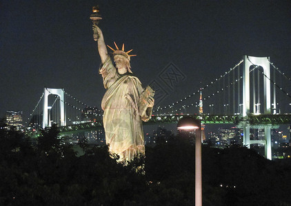 东京地标自由女神雕像和彩虹桥夜景图片