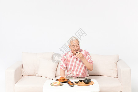老年人吃月饼图片