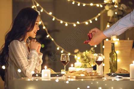 情侣烛光晚餐求婚高清图片