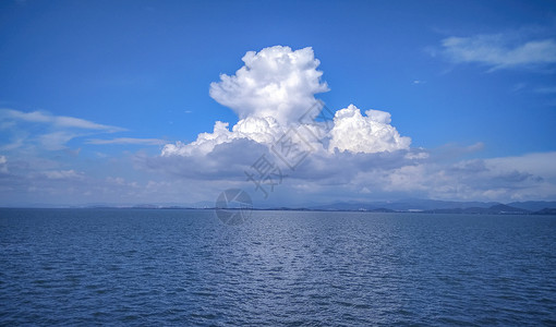 白色心形云朵大理洱海海边云彩蓝天白云背景