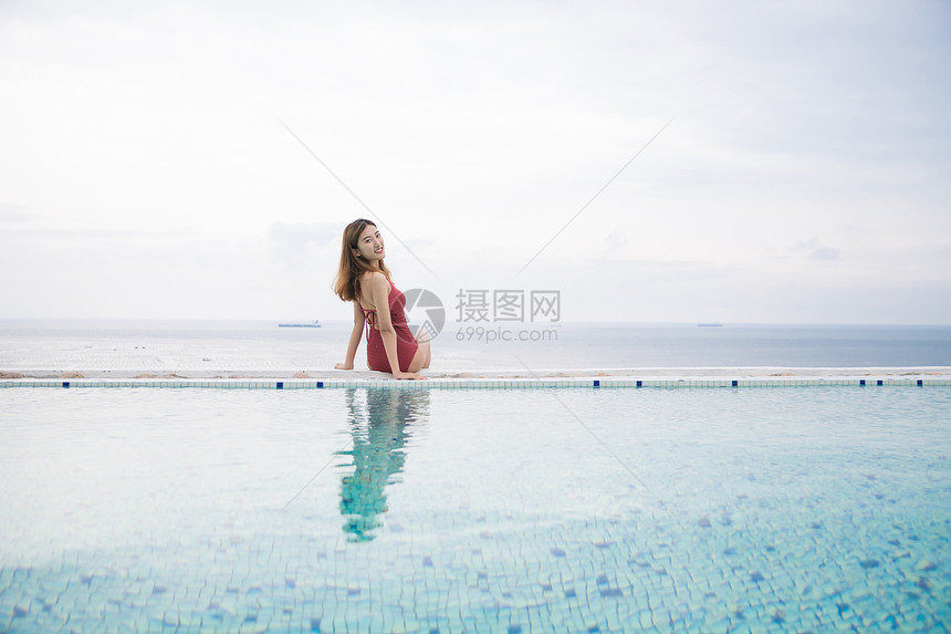 海边泳池美女图片