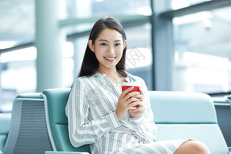 商务女性机场候车厅喝咖啡图片
