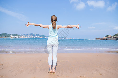 海边夏日美女瑜伽背影图片