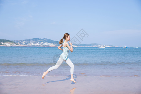 夏日海边美女跑步图片