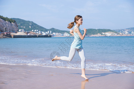 跑步海边夏日海边美女跑步背景