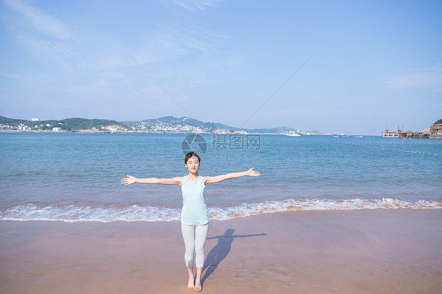 夏日海边美女瑜伽图片