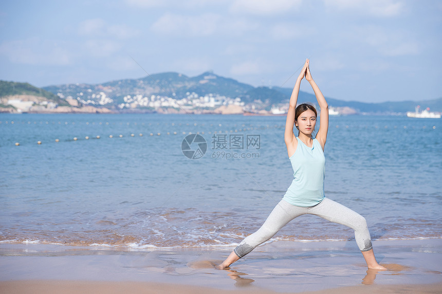 海边夏日美女瑜伽图片