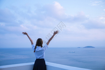 夏天日系夏日海边黄昏女孩背影背景