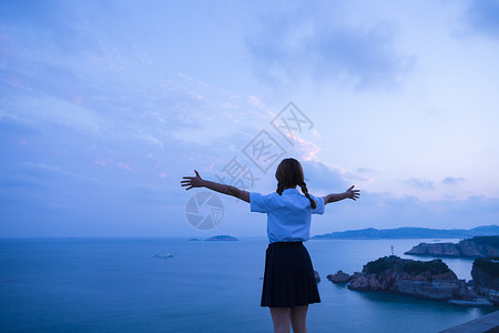 夏日海边黄昏女孩背影背景图片