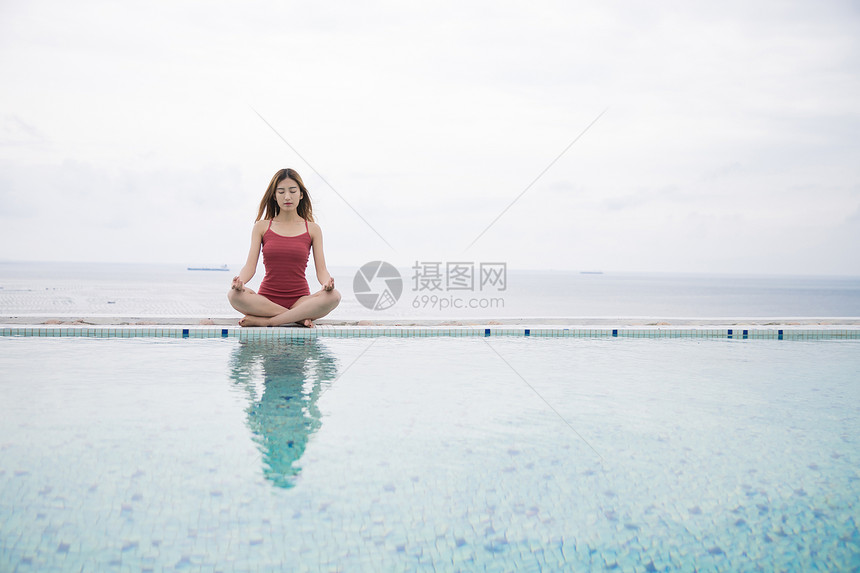 海边泳池美女做瑜伽图片