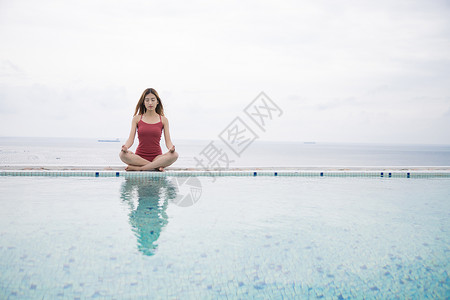 海边泳池美女做瑜伽背景图片