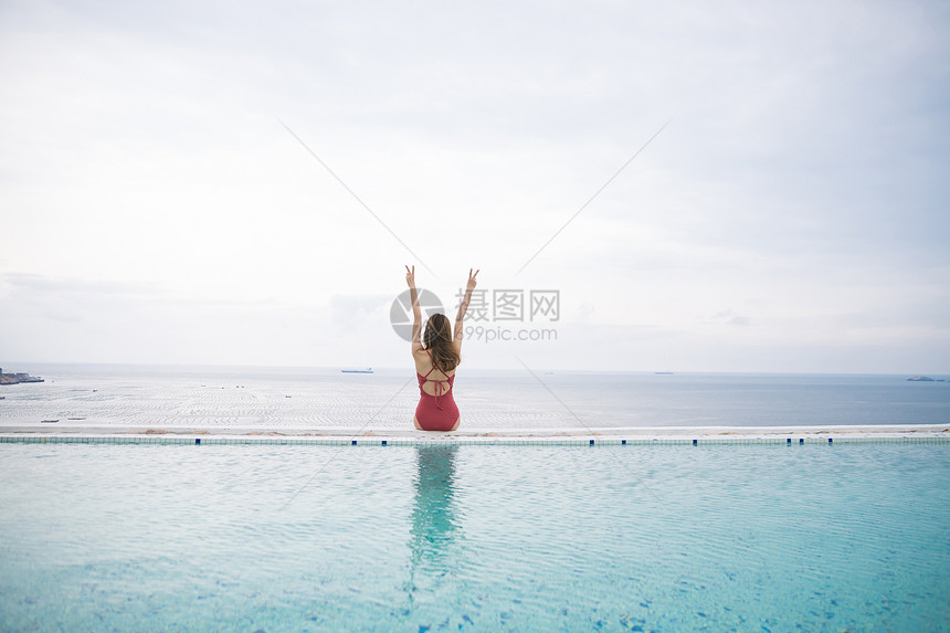 海边泳池美女背影图片