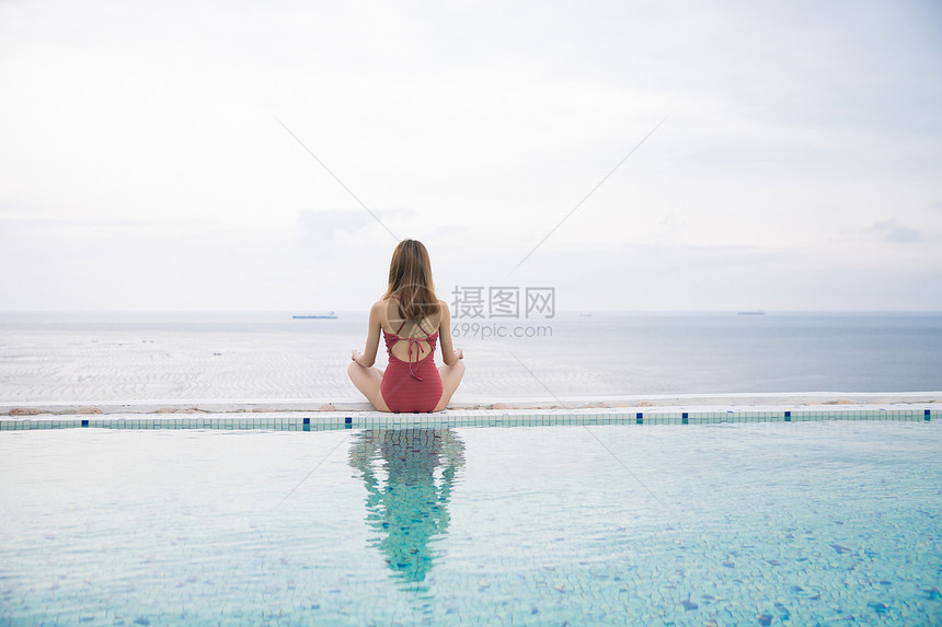 海边泳池美女瑜伽背影图片
