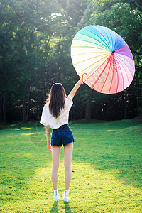女孩打彩虹伞图片