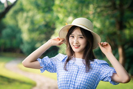 夏季树林女孩戴草帽写真背景