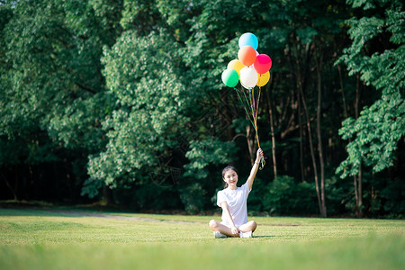 拿气球的男孩草地上气球女孩背景