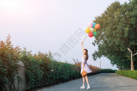 女孩和彩色气球拿气球的女孩背景