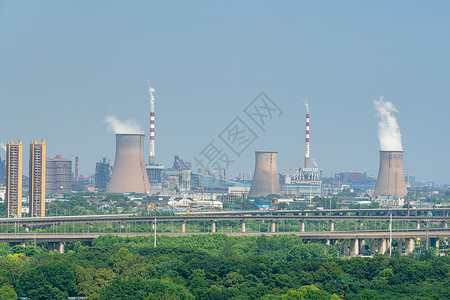 公路旁工厂烟囱净化炉环保环境高清图片