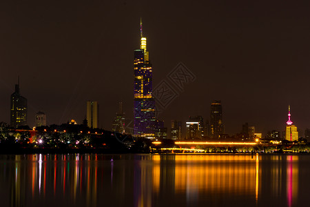 南京玄武夜幕下的玄武湖畔与紫峰大厦建筑群背景