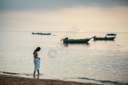 船中的美女日出海边人像背景