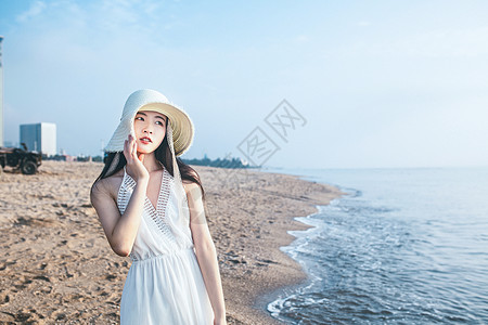 海边戴草帽的女生人像图片