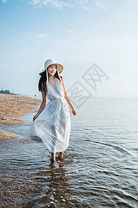 漫步海边的女生背景图片