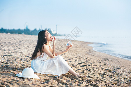 吃零食美女海边吃零食的女孩背景