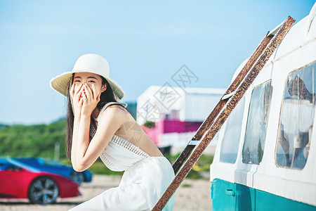 沙滩汽车美女开心旅行人像背景