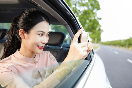 美女坐车内拍照图片