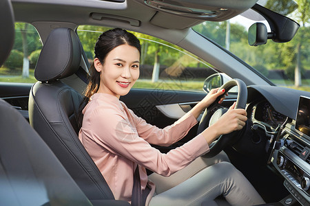 年轻女性驾车行驶高清图片素材