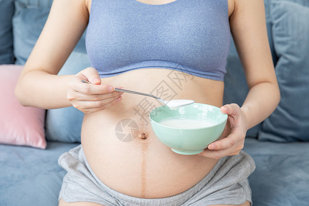 孕妇喝酸奶背景