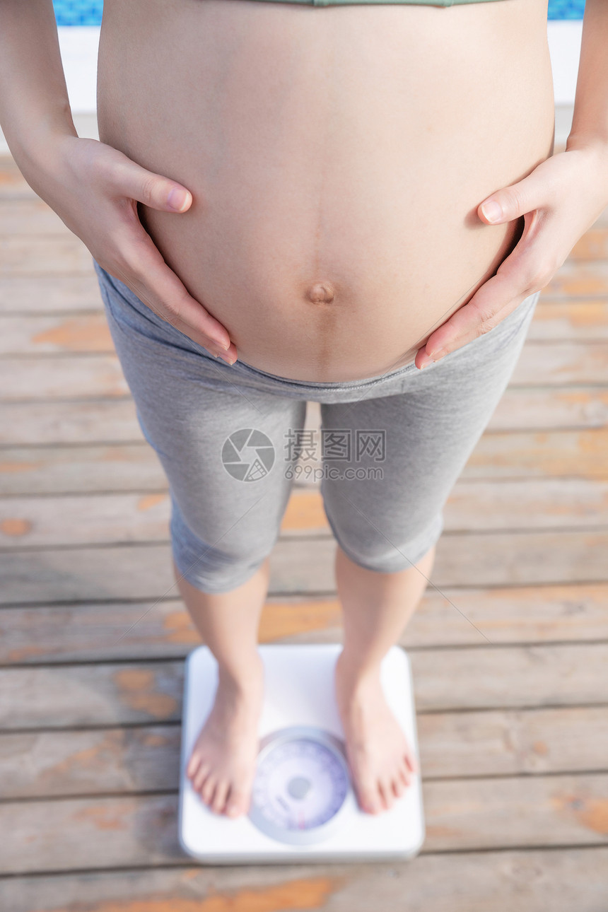 孕妇户外量体重图片