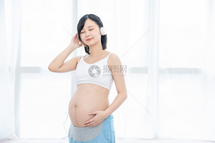 孕妇听音乐图片