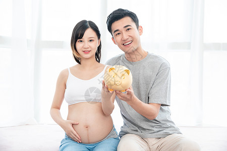 孕妇夫妻拿着金猪图片