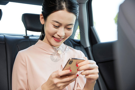 女子汽车年轻女子车内使用手机背景
