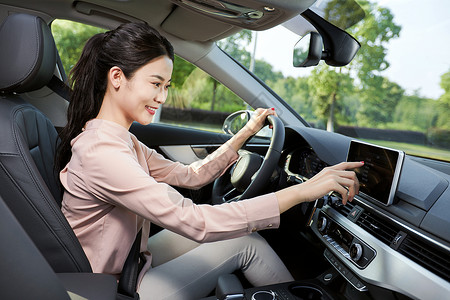 女性车内使用汽车导航行驶高清图片素材