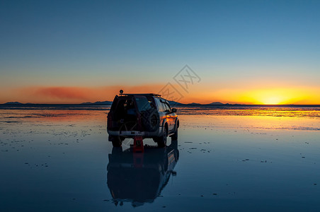 乌尤尼盐湖黄昏高清图片