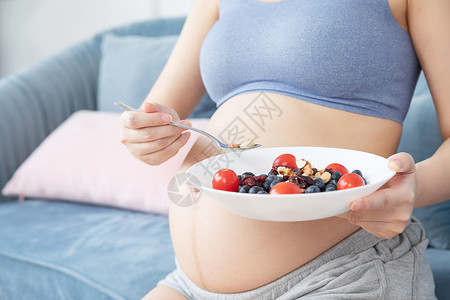 孕妇吃沙拉孕期食物高清图片