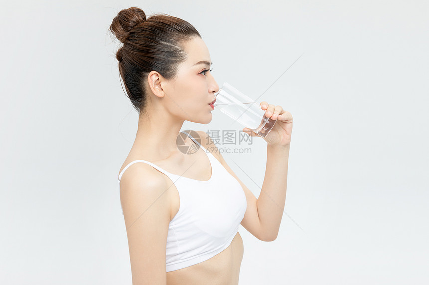 女性喝水图片