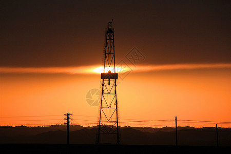 新疆戈壁滩日落电线塔高清图片