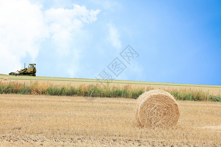 农田收割秸秆卷秸秆高清图片