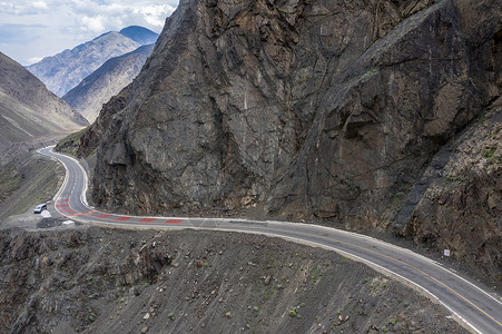 靠山面海航拍大山里的公路背景