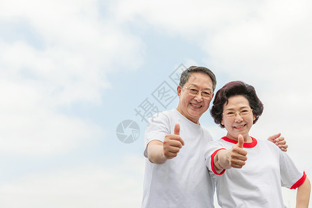 重阳节老人元素老年夫妇户外点赞背景