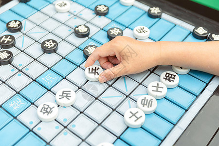 老年人下棋特写图片